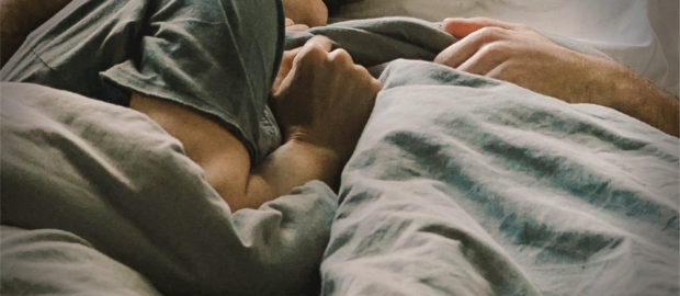 pareja en la cama