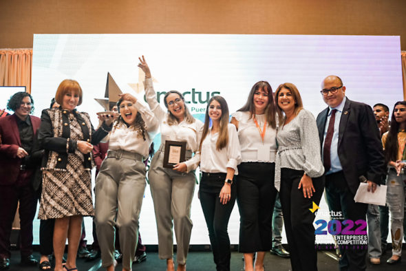Equipo ganador con directivos de Enactus Puerto Rico
