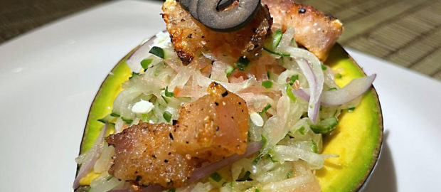 Aguacate relleno con ensalada griega y bites de Kan-Kan