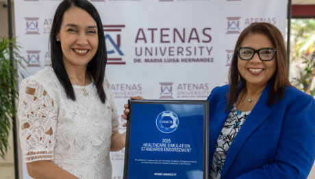 Dra. Mari?a Luisa Herna?ndez, presidenta institucional de Atenas University (AU) y Widalys E. Gonza?lez Ortiz, TCR, MEd, Vicepresidenta de Tecnologi?a Educativa, Educacio?n Continu