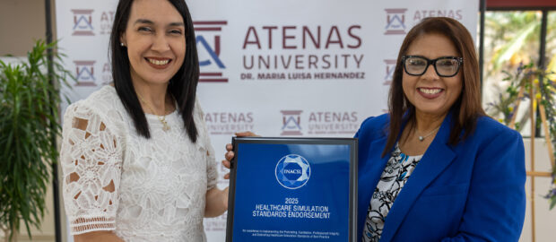 Dra. Mari?a Luisa Herna?ndez, presidenta institucional de Atenas University (AU) y Widalys E. Gonza?lez Ortiz, TCR, MEd, Vicepresidenta de Tecnologi?a Educativa, Educacio?n Continu