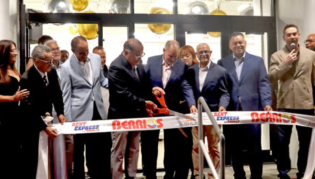 corte de cinta en la Mueblerías Berríos deMayagüez Mall